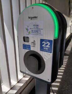 Mise en service du 10 000ᵉ point de charge Enedis par les équipes IRVE d'ENSIO à Cahors