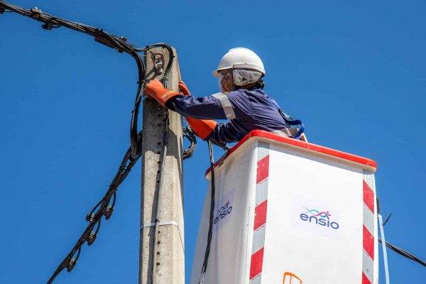 Technicien branchement électrique poteau